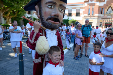 Fotos de la Comparsa de Gigantes y Cabezudos este lunes, 10 de julio.