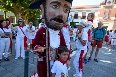 Fotos de la Comparsa de Gigantes y Cabezudos este lunes, 10 de julio.
