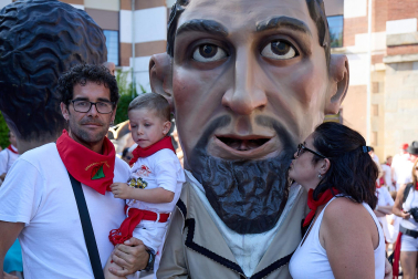 Fotos de la Comparsa de Gigantes y Cabezudos este lunes, 10 de julio.