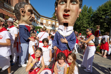 Fotos de la Comparsa de Gigantes y Cabezudos este lunes, 10 de julio.