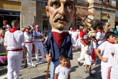 Fotos de la Comparsa de Gigantes y Cabezudos este lunes, 10 de julio.