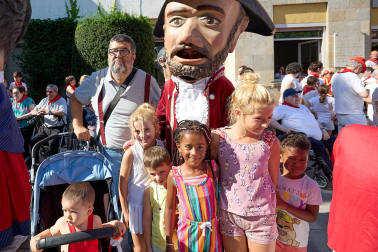 Fotos de la Comparsa de Gigantes y Cabezudos este lunes, 10 de julio.