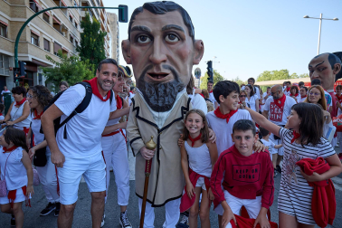Fotos de la Comparsa de Gigantes y Cabezudos este lunes, 10 de julio.