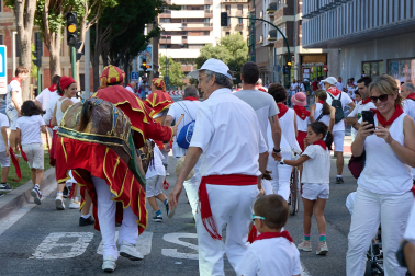 Fotos de la Comparsa de Gigantes y Cabezudos este lunes, 10 de julio.