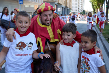 Fotos de la Comparsa de Gigantes y Cabezudos este lunes, 10 de julio.