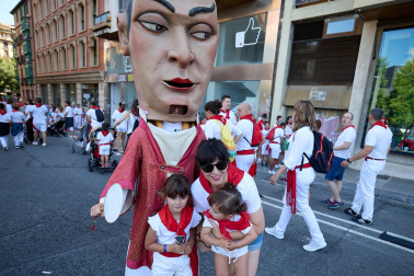 Fotos de la Comparsa de Gigantes y Cabezudos este lunes, 10 de julio.