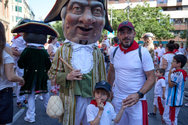 Fotos de la Comparsa de Gigantes y Cabezudos este lunes, 10 de julio.