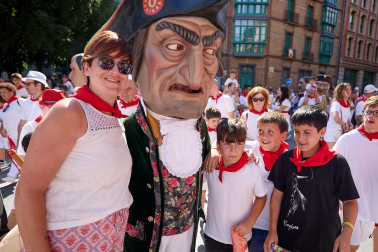 Fotos de la Comparsa de Gigantes y Cabezudos este lunes, 10 de julio.