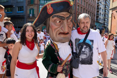 Fotos de la Comparsa de Gigantes y Cabezudos este lunes, 10 de julio.