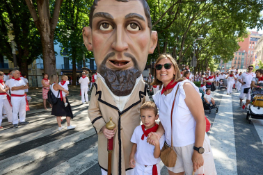 Fotos de la Comparsa de Gigantes y Cabezudos este lunes, 10 de julio.