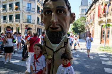 Fotos de la Comparsa de Gigantes y Cabezudos este lunes, 10 de julio.