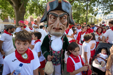 Fotos de la Comparsa de Gigantes y Cabezudos este lunes, 10 de julio.