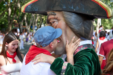 Fotos de la Comparsa de Gigantes y Cabezudos este lunes, 10 de julio.