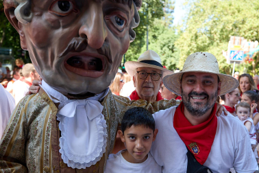 Fotos de la Comparsa de Gigantes y Cabezudos este lunes, 10 de julio.