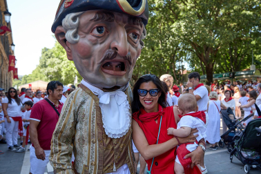 Fotos de la Comparsa de Gigantes y Cabezudos este lunes, 10 de julio.