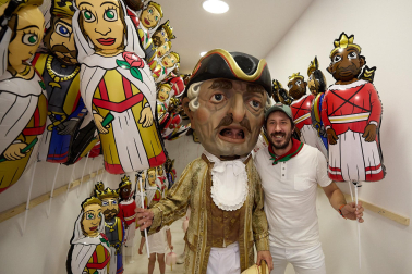 Fotos de la Comparsa de Gigantes y Cabezudos este lunes, 10 de julio.