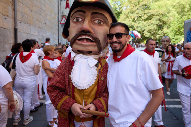 Fotos de la Comparsa de Gigantes y Cabezudos este lunes, 10 de julio.