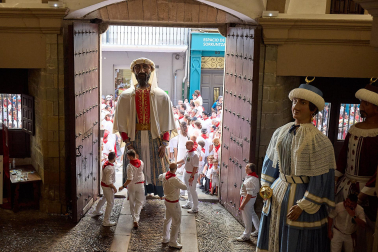 Fotos de la Comparsa de Gigantes y Cabezudos este lunes, 10 de julio.