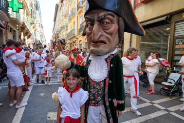Fotos de la Comparsa de Gigantes y Cabezudos este lunes, 10 de julio.