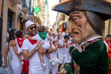Fotos de la Comparsa de Gigantes y Cabezudos este lunes, 10 de julio.