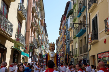 Fotos de la Comparsa de Gigantes y Cabezudos este lunes, 10 de julio.