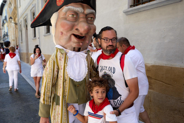 Fotos de la Comparsa de Gigantes y Cabezudos este lunes, 10 de julio.