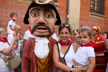 Fotos de la Comparsa de Gigantes y Cabezudos este lunes, 10 de julio.