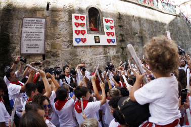 Un grupo de niños corre por delante de un toro de cartón en la Cuesta de Santo Domingo, Pamplona, durante el encierro 'txiki' que se ha celebrado este martes a mediodía y en el que, al tratar de ser lo más real posible al encierro grande, también se canta al santo y se disparan cohetes desde el corral para avisar de la salida de la manada compuesta por seis toros y tres bueyes sobre ruedas.