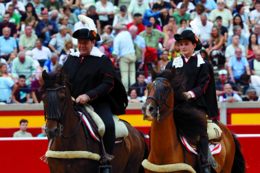 Ane Arraiza, el día de su debut como alguacililla, junto a Antonio Moreno