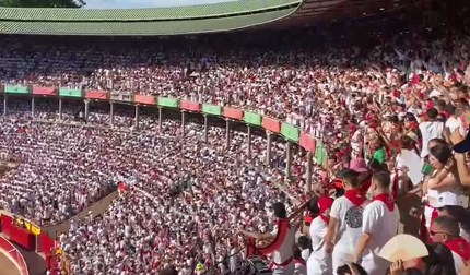La monumental pamplonesa entona el clásico mexicano de 'El Rey' en la corrida del 12 de julio