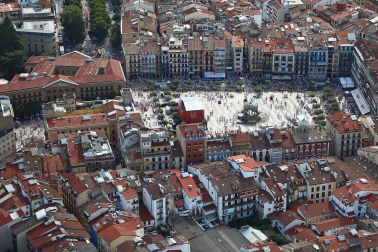 LA PLAZA DEL CASTILLO parece una maqueta. Las personas, seres diminutos que a 35 grados se refugian en las sombras