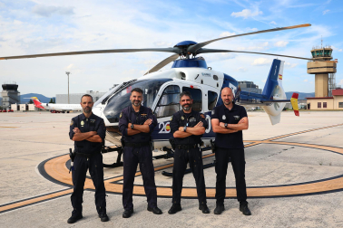 EL ALMA DEL PÁJARO. Los agentes de Policía Nacional que están prestando el servicio del helicóptero estos Sanfermines. De izda. a dcha: Jaime Pélez, operador de cámara; David Díaz, inspector jefe y responsable del operativo; Eduardo Urraca, oficial y piloto; y Alejandro Montalvo, subinspector y técnico de mantenimiento
