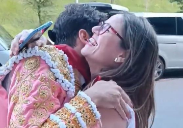El diestro saludó a aficionados tras llegar de la plaza pamplonesa tras cortar tres orejas a los Jandilla