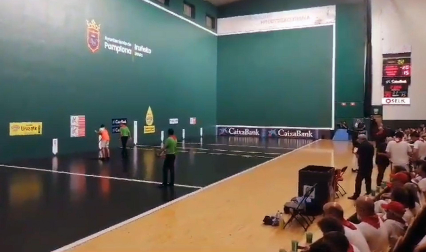 Ni Joseba Ezkurdia ni José Javier Zabaleta, la verdadera estrella de estos días en el frontón Labrit de Pamplona es el “chico de la mopa”. Este joven, encargado de secar la cancha para que esté en perfecto estado para jugar a pelota, es quien pone a todo el público en pie. Al canto de “con la mopa oé, con la mopa oé” los aficionados pelotazales agradecen su labor, que él ejerce con profesionalidad.