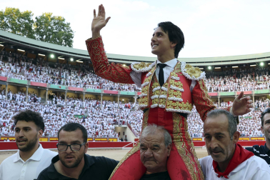 Roca Rey sale a hombros por la puerta grande de la Monumental