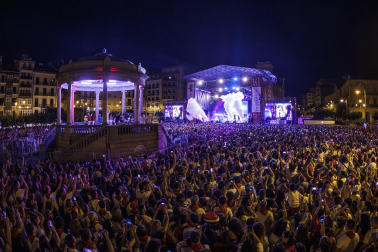 Ana Mena en concierto en la Plaza del Castillo.