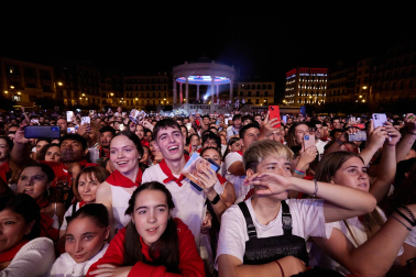 Ana Mena en concierto en la Plaza del Castillo.