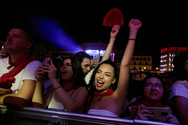 Ana Mena en concierto en la Plaza del Castillo.