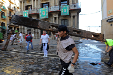 Retirada del vallado tras el último encierro de San Fermín