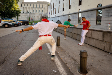 Así se entrenan los mozos minutos antes del último encierro de San Fermín 2023