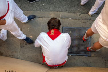 Así se entrenan los mozos minutos antes del último encierro de San Fermín 2023