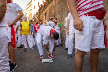 Así se entrenan los mozos minutos antes del último encierro de San Fermín 2023