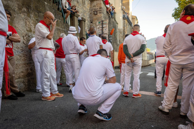 Así se entrenan los mozos minutos antes del último encierro de San Fermín 2023