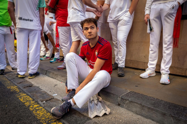 Así se entrenan los mozos minutos antes del último encierro de San Fermín 2023