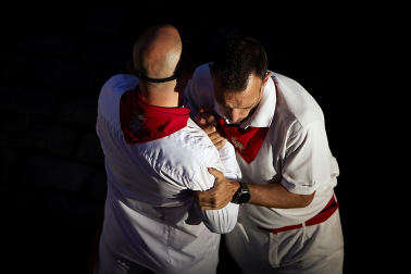 Así se entrenan los mozos minutos antes del último encierro de San Fermín 2023