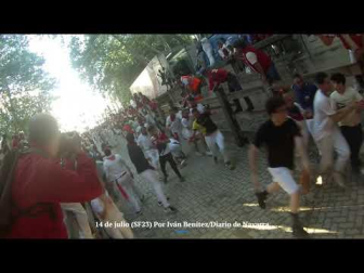 Entrada de los toros al callejón en el último encierro y retirada del vallado