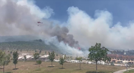 La columna de humo del incendio es visible desde toda la Cuenca de Pamplona