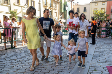 Foto del reparto de pañuelos de fiestas a los niños nacidos en 2022