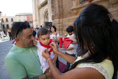 Foto del reparto de pañuelos de fiestas a los niños nacidos en 2022