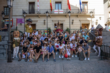 Foto del reparto de pañuelos de fiestas a los niños nacidos en 2022